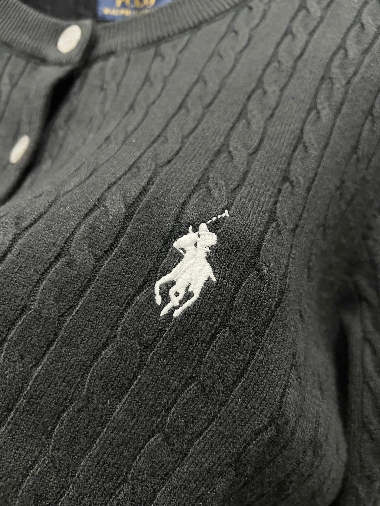 P180 Style number: (Q057) Ralph Lauren classic round neck solid color pony embroidered logo knitted cardigan long sleeves Ralph Lauren classic basic versatile twist knitted cardigan long sleeves Main supply platform live broadcast Wholesale entity Replenish when out of stock Not removed from the shelves Quality 1:1 version Complete three labels Correct version of pony logo Imported quality cotton yarn Focus on high-end Cost-effective Good quality Needless to say Zhao Lusi's same style is really amazing. It's so sweet. I'm so pretty. This cardigan is really good-looking. The upper body is simple and easy to wear. It's a must-have for goddess ootd. Good-looking clothes are never picky. A must-have in the wardrobe of goddesses. Size: S-XL. Color: black, apricot, gray, navy blue, red, white.